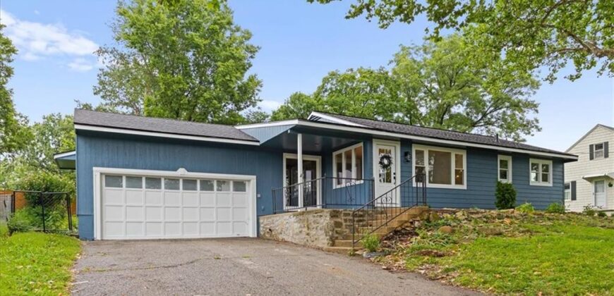 1062 NW South Shore Drive, Lake Waukomis, MO 64152