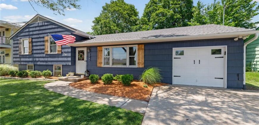 206 NW North Shore Drive, Lake Waukomis, MO 64151