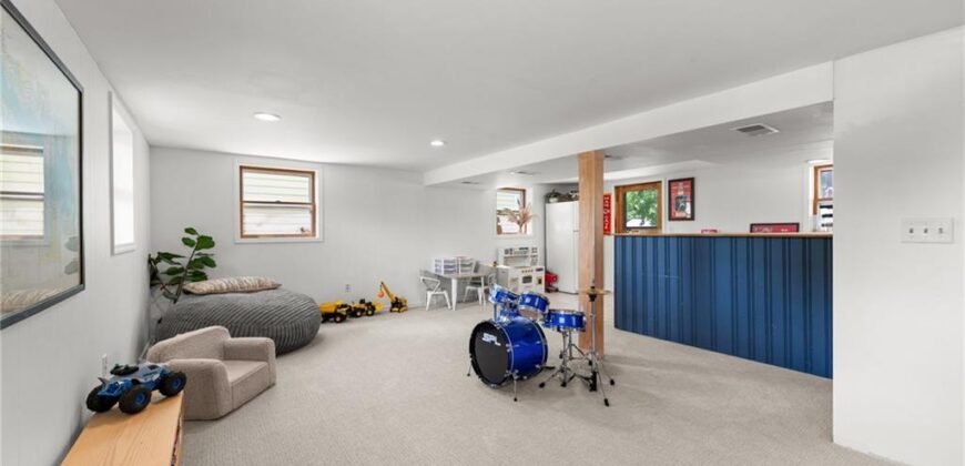 206 NW North Shore Drive, Lake Waukomis, MO 64151
