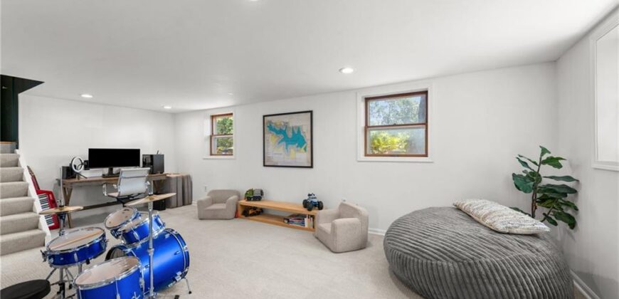 206 NW North Shore Drive, Lake Waukomis, MO 64151