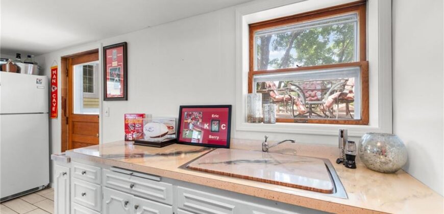 206 NW North Shore Drive, Lake Waukomis, MO 64151