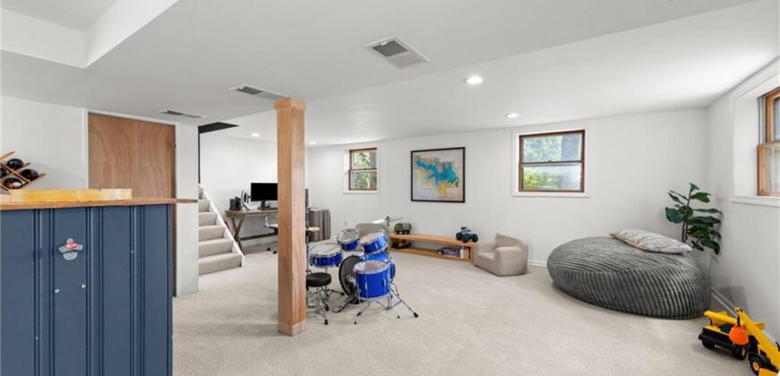 206 NW North Shore Drive, Lake Waukomis, MO 64151