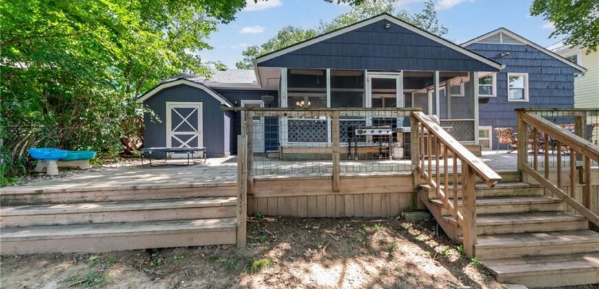 206 NW North Shore Drive, Lake Waukomis, MO 64151