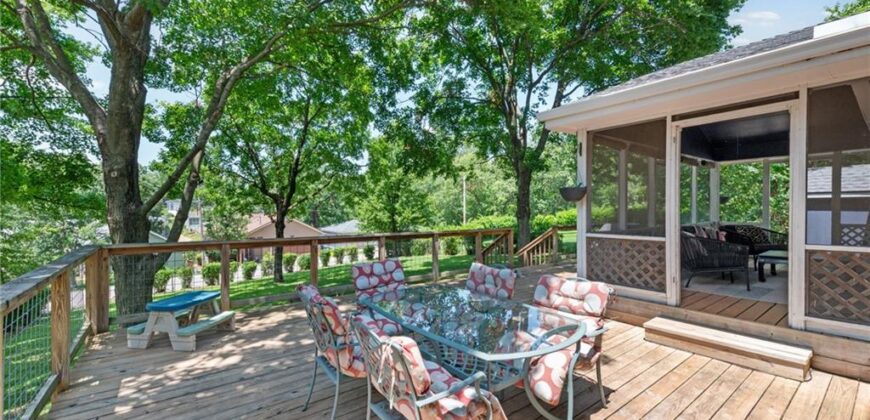 206 NW North Shore Drive, Lake Waukomis, MO 64151