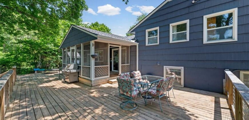 206 NW North Shore Drive, Lake Waukomis, MO 64151