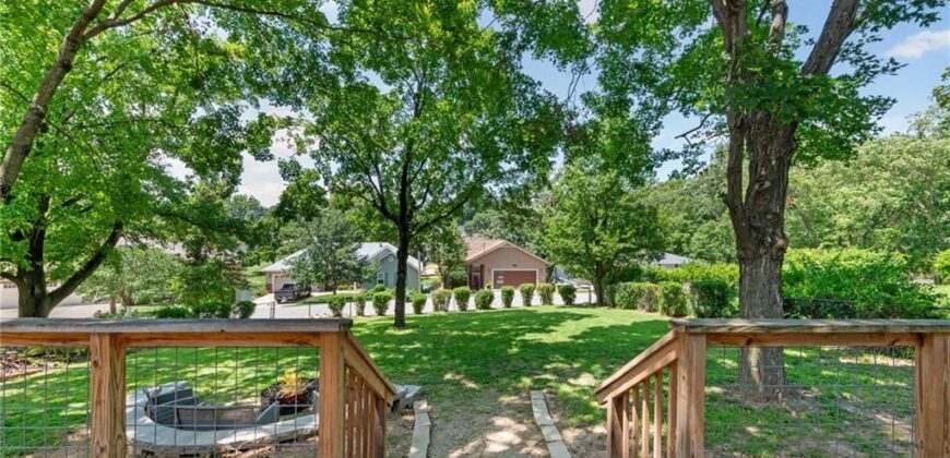 206 NW North Shore Drive, Lake Waukomis, MO 64151