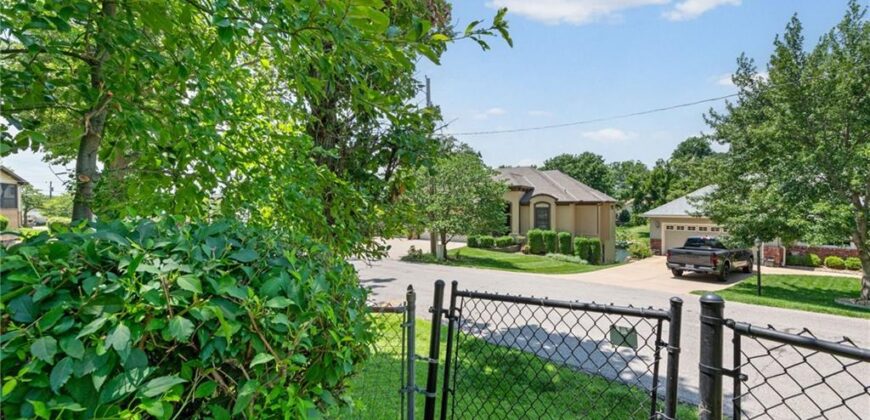 206 NW North Shore Drive, Lake Waukomis, MO 64151