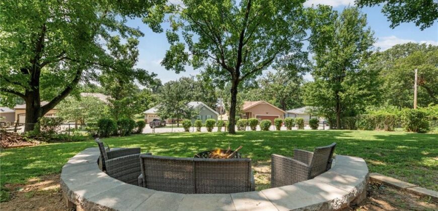 206 NW North Shore Drive, Lake Waukomis, MO 64151