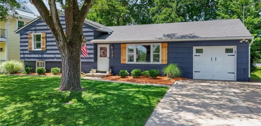 206 NW North Shore Drive, Lake Waukomis, MO 64151