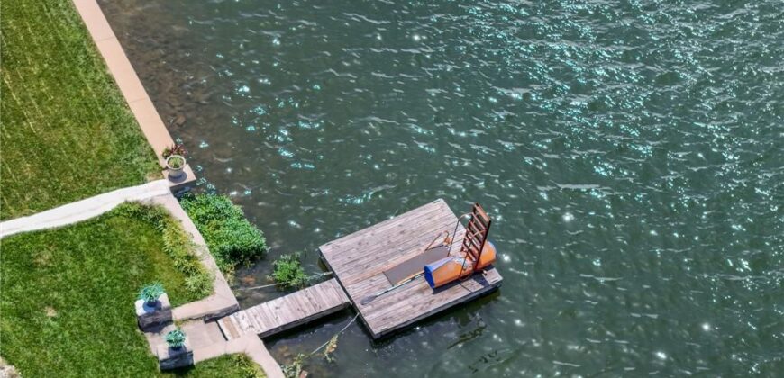 206 NW North Shore Drive, Lake Waukomis, MO 64151