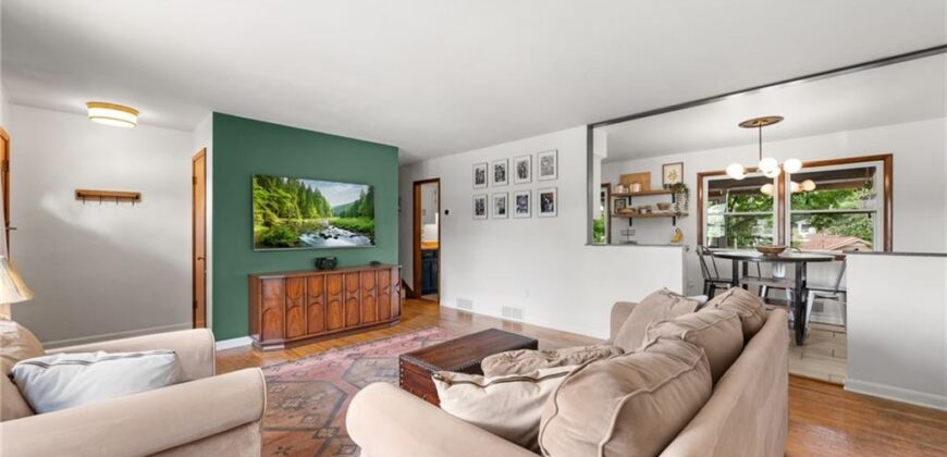 206 NW North Shore Drive, Lake Waukomis, MO 64151
