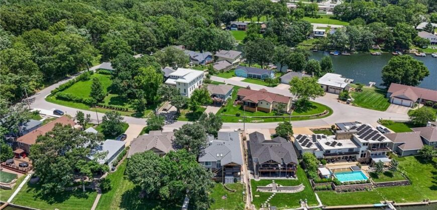 206 NW North Shore Drive, Lake Waukomis, MO 64151