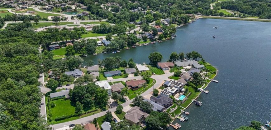 206 NW North Shore Drive, Lake Waukomis, MO 64151