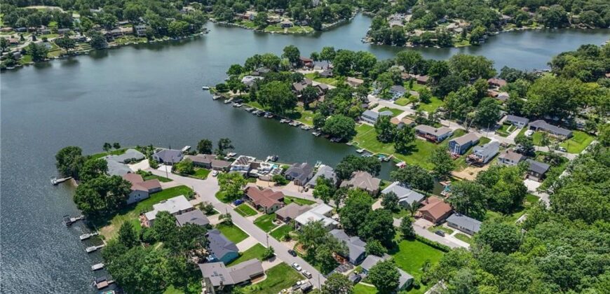 206 NW North Shore Drive, Lake Waukomis, MO 64151