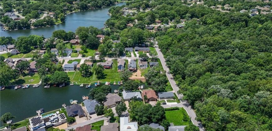 206 NW North Shore Drive, Lake Waukomis, MO 64151