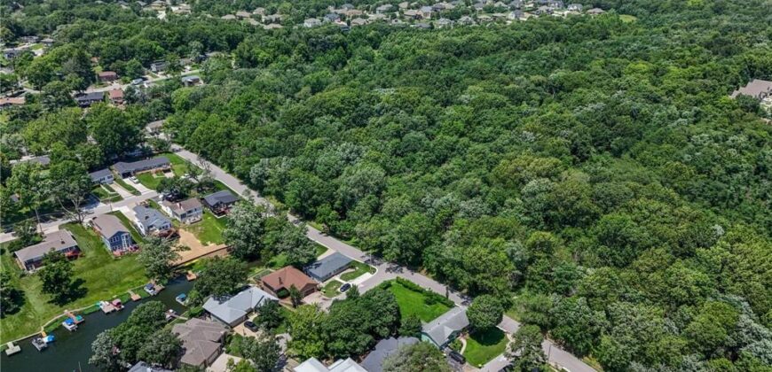 206 NW North Shore Drive, Lake Waukomis, MO 64151