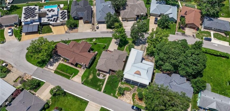 206 NW North Shore Drive, Lake Waukomis, MO 64151