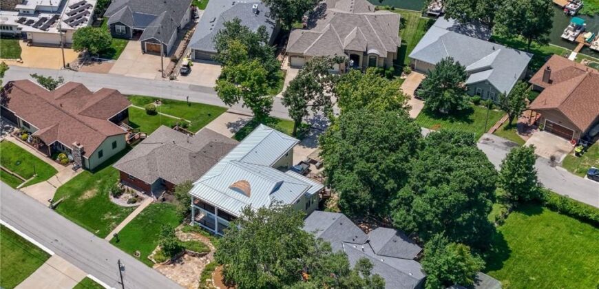 206 NW North Shore Drive, Lake Waukomis, MO 64151