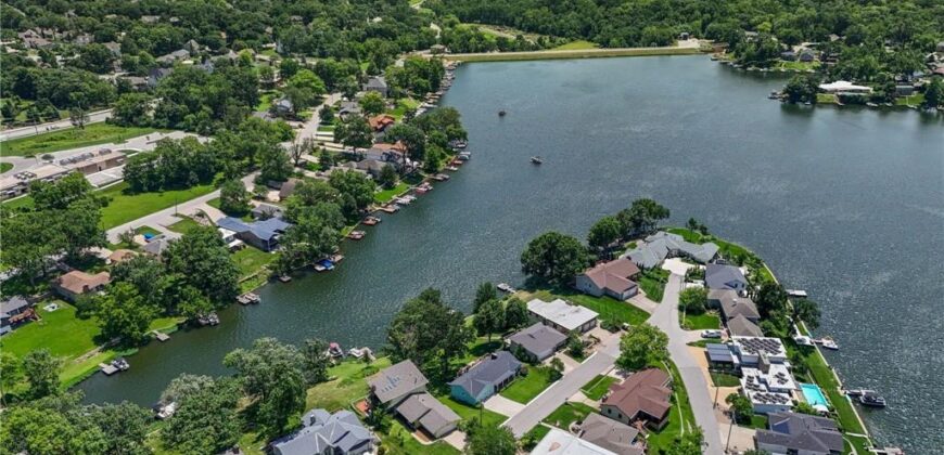 206 NW North Shore Drive, Lake Waukomis, MO 64151