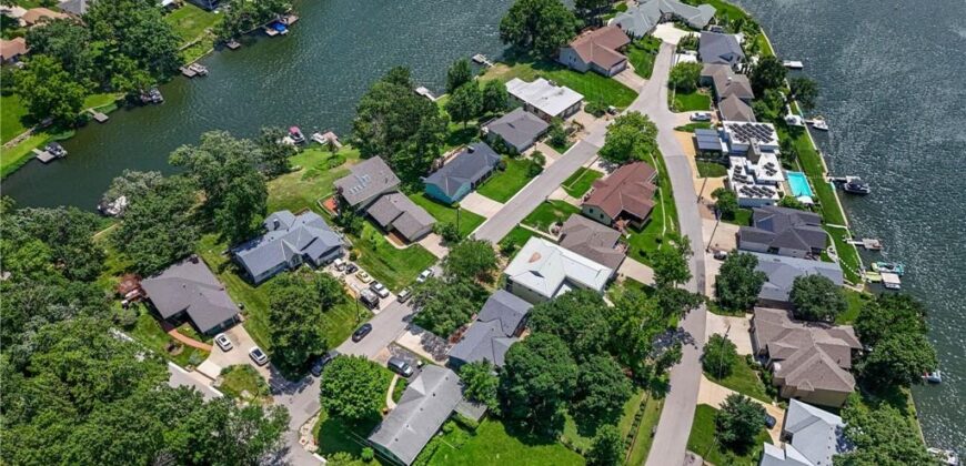 206 NW North Shore Drive, Lake Waukomis, MO 64151