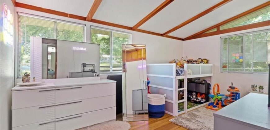 1907 NE 57th Street, Gladstone, MO 64118