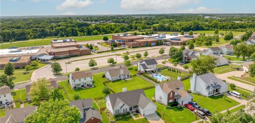 908 Glendale Road, Liberty, MO 64068