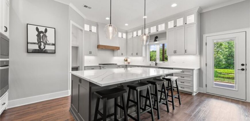 12820 NW Crooked Road, Parkville, MO 64152