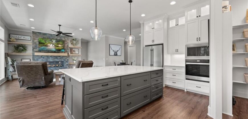 12820 NW Crooked Road, Parkville, MO 64152