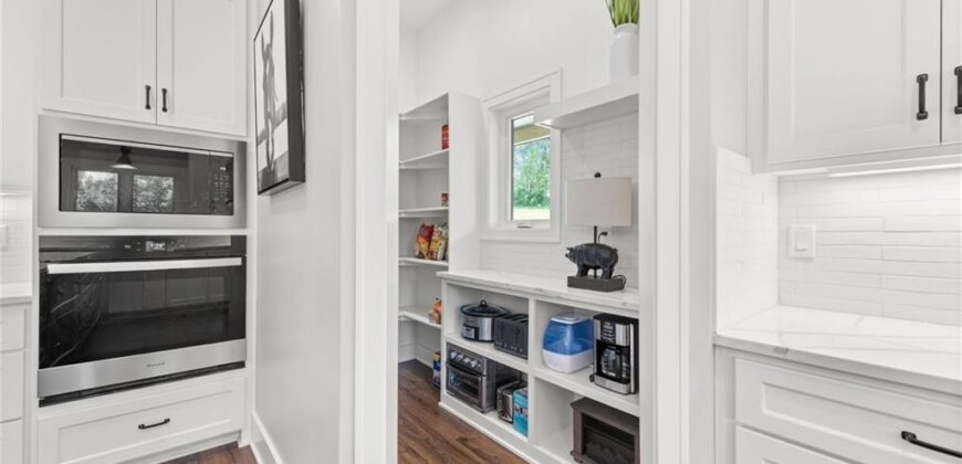 12820 NW Crooked Road, Parkville, MO 64152