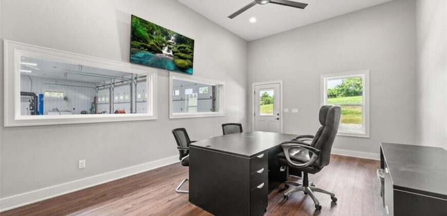 12820 NW Crooked Road, Parkville, MO 64152