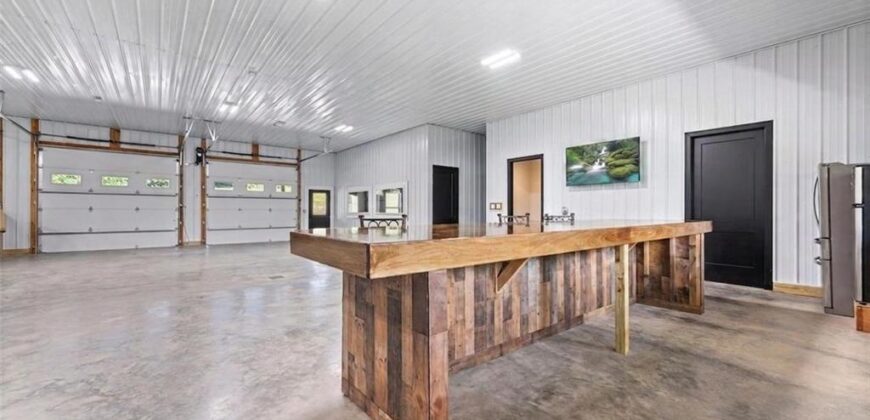 12820 NW Crooked Road, Parkville, MO 64152