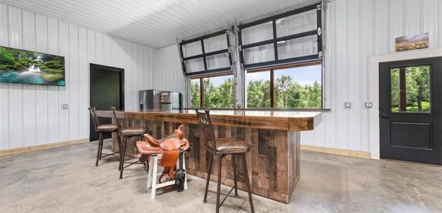 12820 NW Crooked Road, Parkville, MO 64152