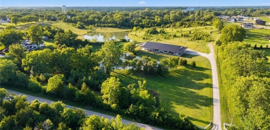 12820 NW Crooked Road, Parkville, MO 64152