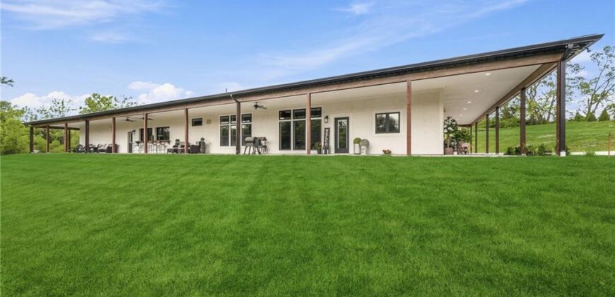 12820 NW Crooked Road, Parkville, MO 64152