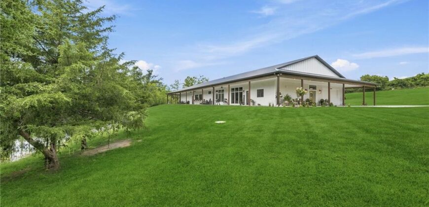 12820 NW Crooked Road, Parkville, MO 64152
