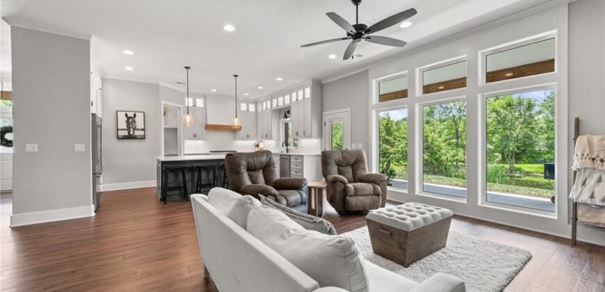 12820 NW Crooked Road, Parkville, MO 64152