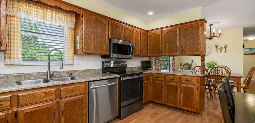 7606 NW Pampas Lane, Parkville, MO 64152