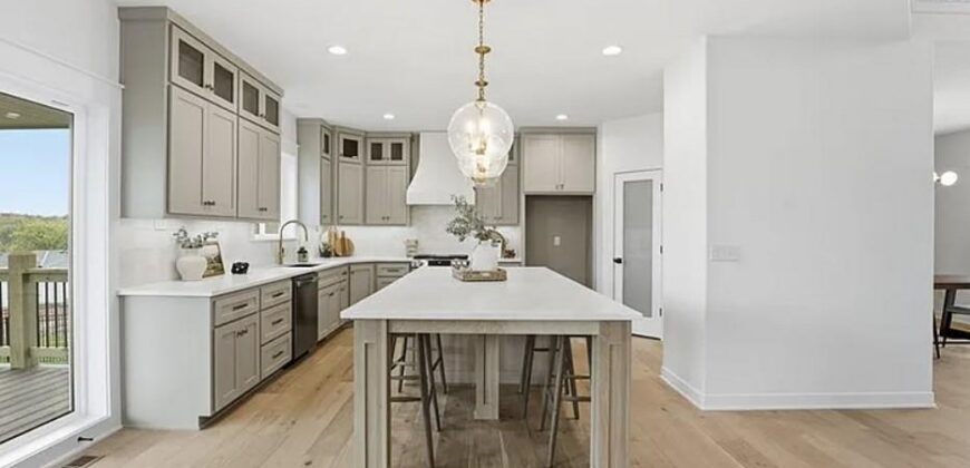 10304 N Oakland Avenue, Kansas City, MO 64157