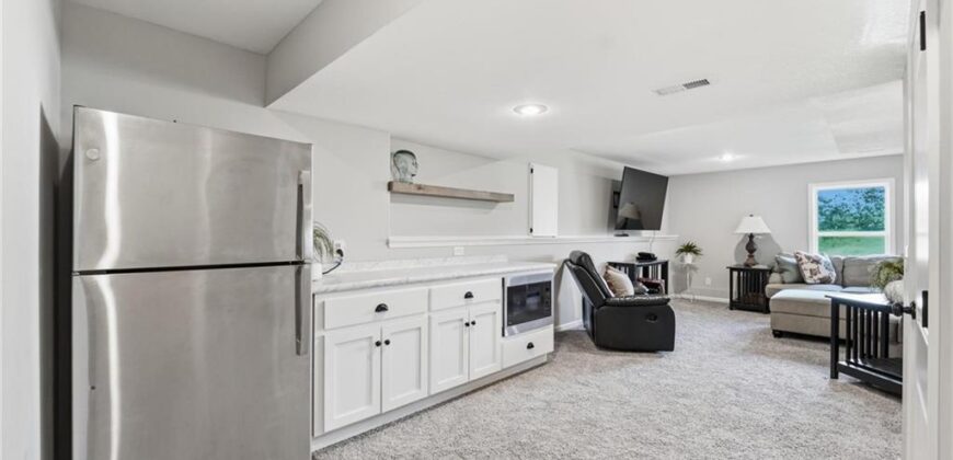 10411 N Chelsea Avenue, Kansas City, MO 64156