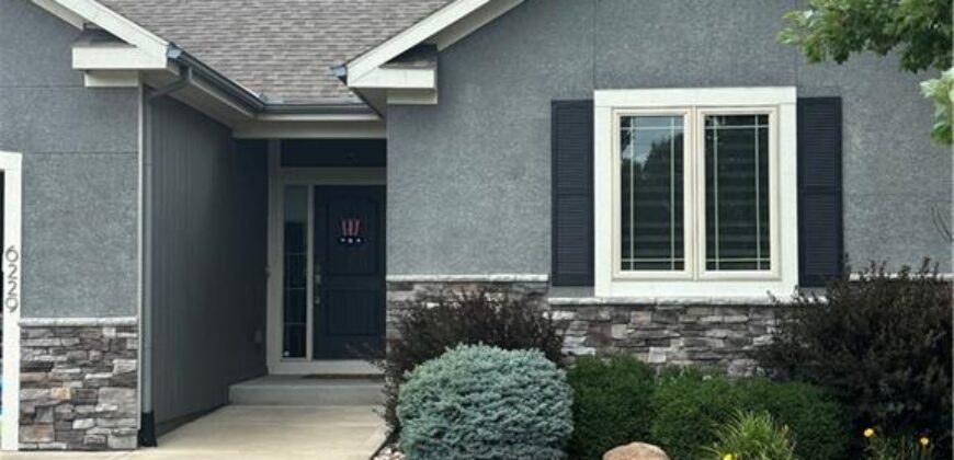 6229 N Green Hills Lane, Kansas City, MO 64151