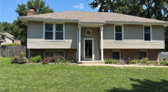 528 NE Karapat Drive, Kansas City, MO 64155