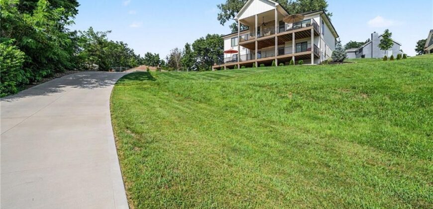 10200 River Hills Drive, Parkville, MO 64152