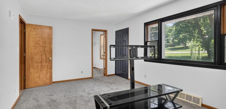 416 N US 169 Highway, Smithville, MO 64089