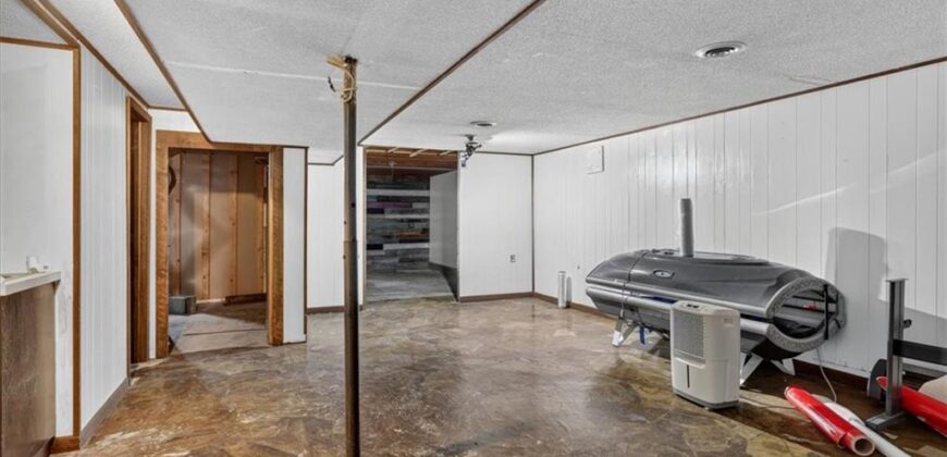 416 N US 169 Highway, Smithville, MO 64089