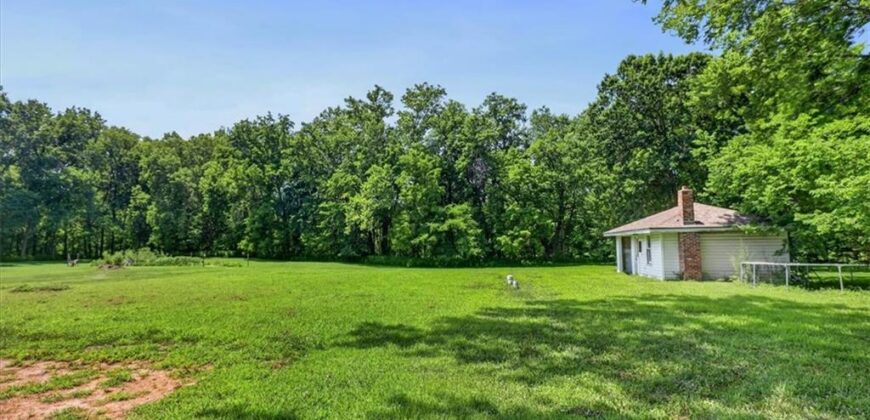 416 N US 169 Highway, Smithville, MO 64089