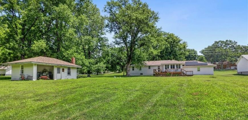 416 N US 169 Highway, Smithville, MO 64089