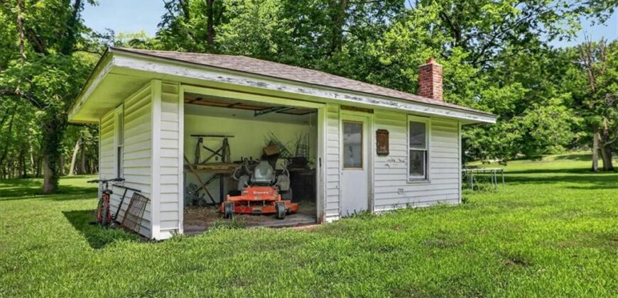 416 N US 169 Highway, Smithville, MO 64089