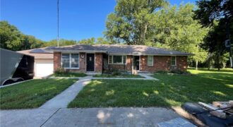 416 N US 169 Highway, Smithville, MO 64089