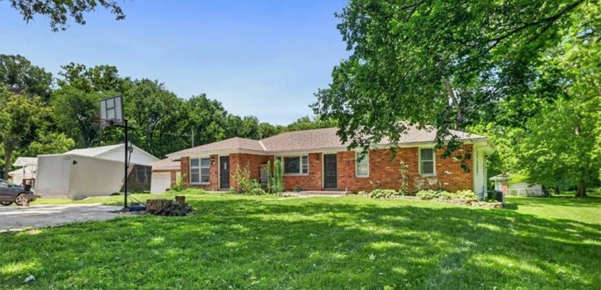 416 N US 169 Highway, Smithville, MO 64089