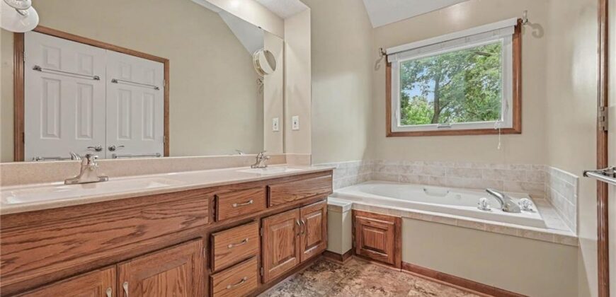 7805 N Rhode Avenue, Kansas City, MO 64152